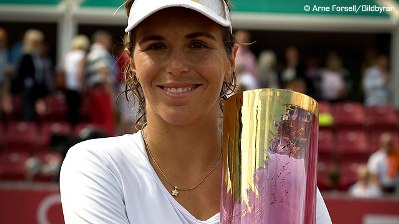 Maria Jose Martinez Sanchez holding Collector Swedish Open Women trophy - 012781650435200