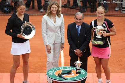 Calm Svetlana Kuznetsova quickly beats No.1 Dinara Safina to win Roland Garros 2009