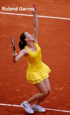 Jelena Jankovic at the 2010 Roland Garros in yellow ANTA dress