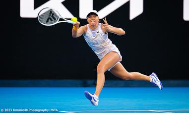 Iga Swiatek handles Jule Niemeier test in Australian Open first round