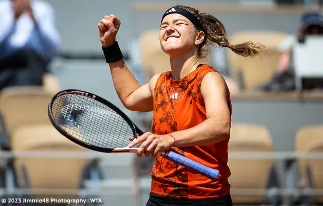 Karolina Muchova tennis racquet