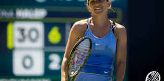 Simona Halep smiling on the tennis court
