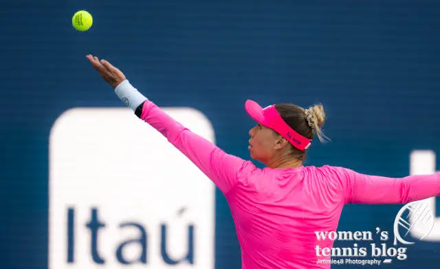 Vera Zvonareva had "no war" written on her Bidi Badu visor at the 2022 Miami Open