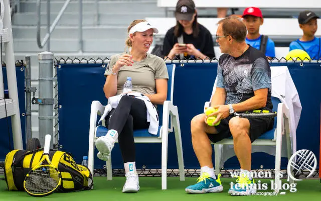 Caroline Wozniacki chats with her father Piotr during a practice session at the 2023 National Bank Open in Montreal.