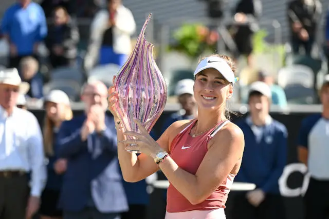 Belinda Bencic with her 2022 Charleston Open champion's trophy