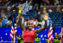 Coco Gauff lifts her US Open champions trophy