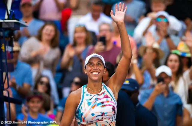 Madison Keys waves to the crowd at the 2023 US Open