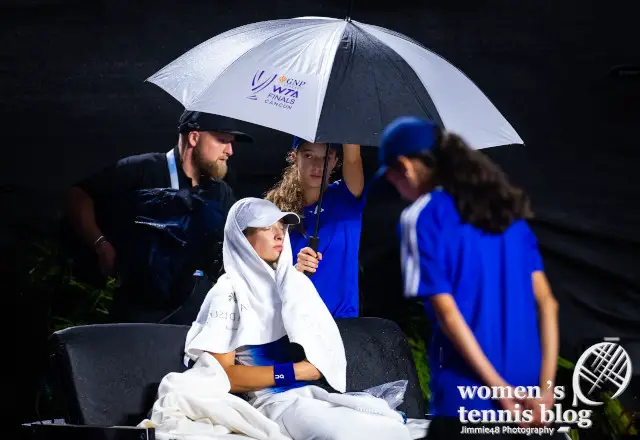 Iga Swiatek under an umbrella at the WTA Finals in Cancun