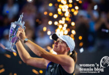 Iga Swiatek lifts the WTA Finals trophy