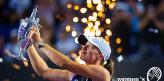Iga Swiatek lifts the WTA Finals trophy