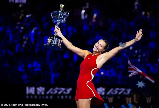 Aryna Sabalenka with her 2024 Australian Open trophy