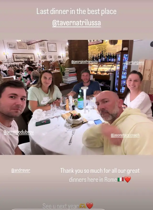 Sabalenka having dinner with her boyfriend Frangulis and her team