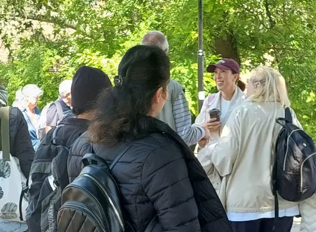 Jelena Jankovic having a friendly chat with a street musician