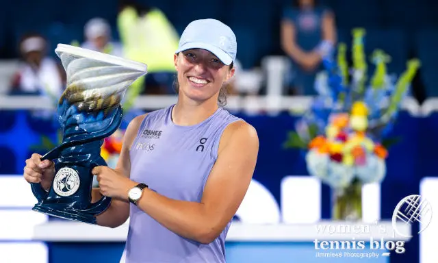 Iga Swiatek lifts Cincinnati trophy
