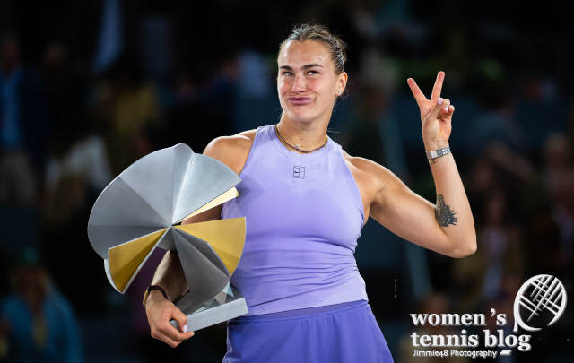 Aryna Sabalenka with the 2025 Madrid Open trophy