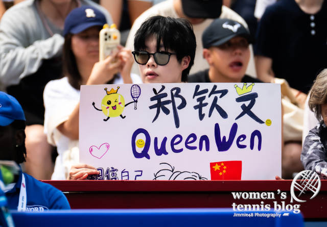 Zheng Qinwen fans in Toronto